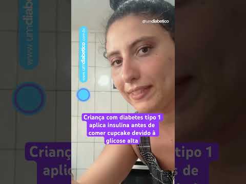 Criança com diabetes tipo 1 aplica insulina antes de comer cupcake devido à glicose alta