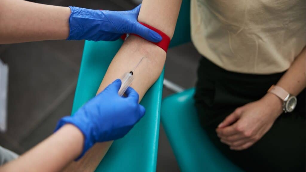 Imagem mostra pessoa com diabetes fazendo exame de sangue.