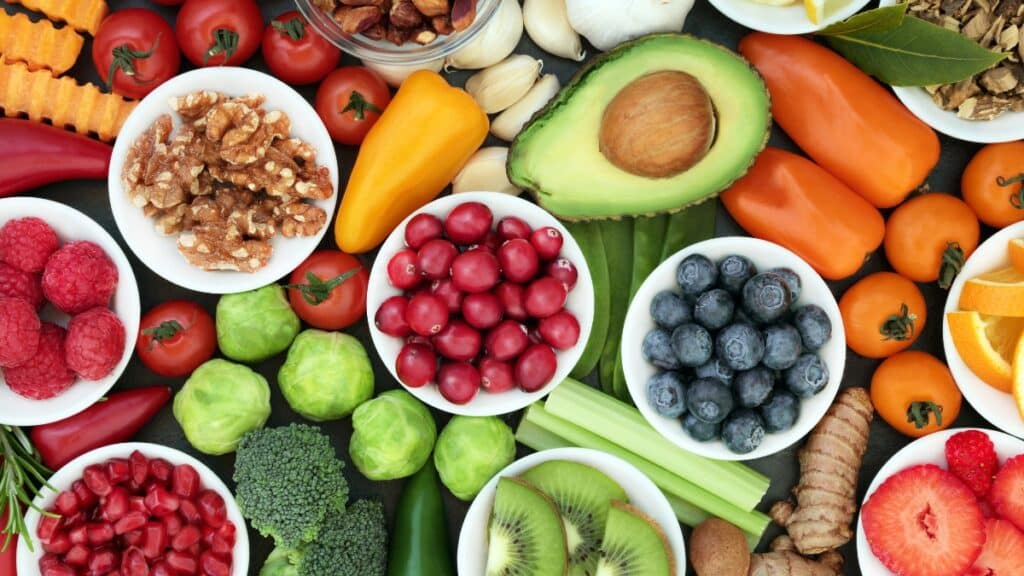 Imagem mostra alimentos em uma mesa que podem ajudar no controle da glicose.
