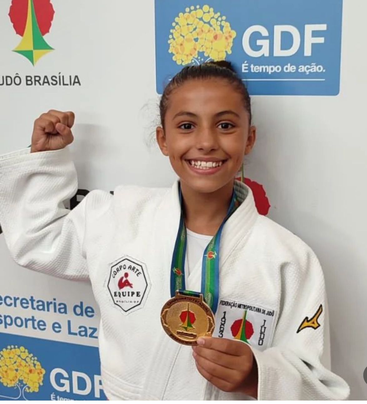 jovem atleta com diabetes mostra medalha