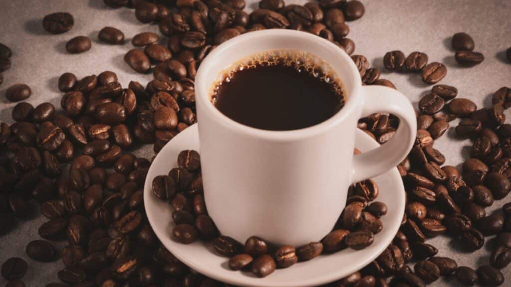 O café, queridinho dos brasileiros, pode ser um aliado para quem convive com diabetes, em especial o tipo 2.