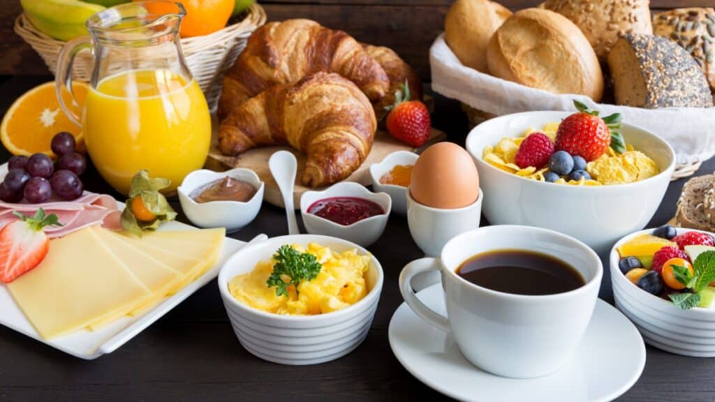 O café da manhã é uma refeição para iniciar o dia com energia, especialmente para pessoas que convivem com diabetes.