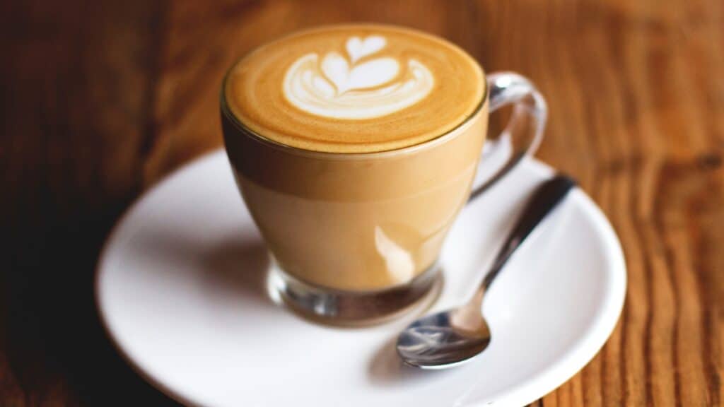 Com o frio que atinge parte da região centro-sul do Brasil, seria uma ótima pedida, né? A resposta é que sim, o capuccino pode! Mas com equilíbrio, atenção e boas escolhas.