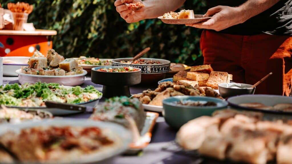 Imagem mostra pratos de comida e a importância da ordem dos alimentos para quem tem diabetes.