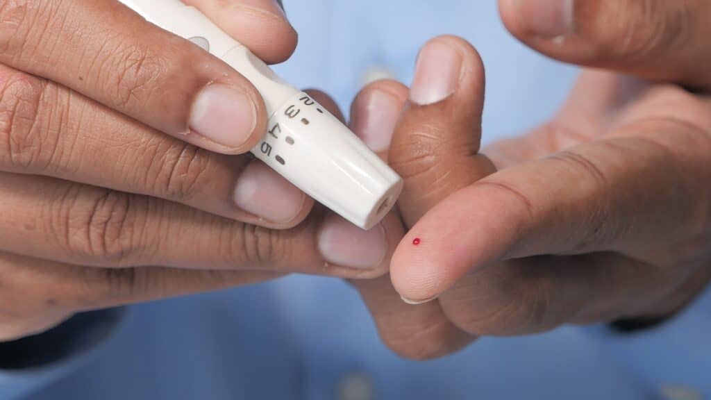 Imagem mostra pessoa fazendo teste d eponta de dedo, um dos primeiros exames que uma pessoa faz para o diagnóstico de diabetes.