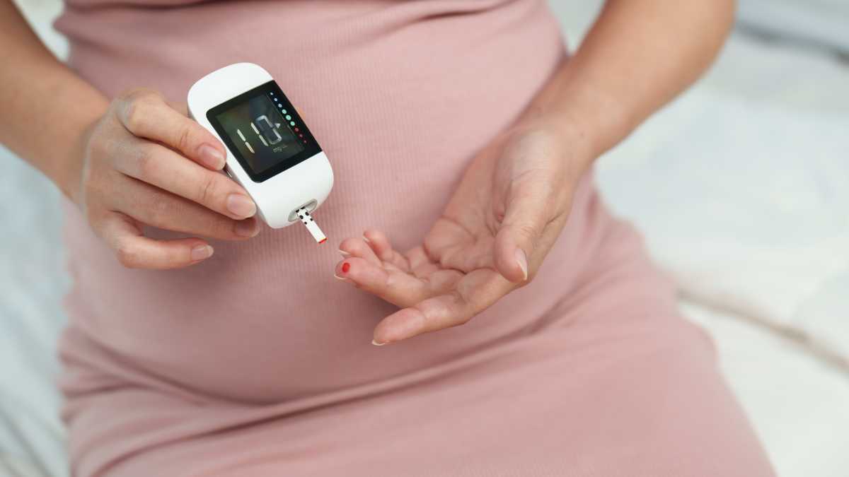 O diabetes gestacional ocorre quando o corpo da mulher grávida não consegue produzir insulina suficiente para lidar com o aumento das necessidades de açúcar no sangue. Essa condição geralmente é diagnosticada entre a 24ª e a 28ª semana de gestação, por meio de um teste de tolerância à glicose. Diferente do diabetes tipo 1 e tipo 2, o diabetes gestacional se manifesta apenas durante a gravidez e, na maioria dos casos, desaparece após o nascimento do bebê.