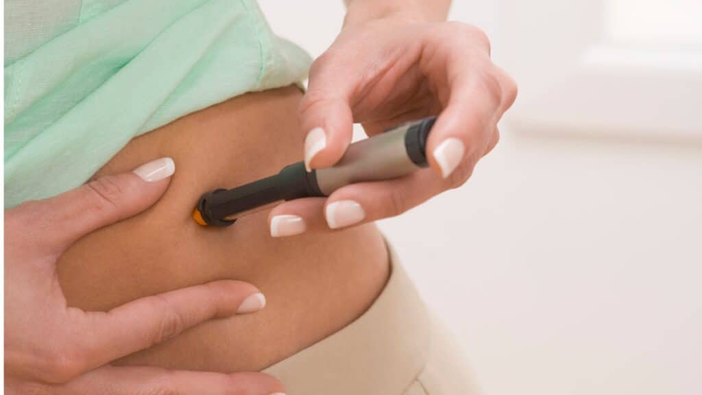 Embora o uso da insulina seja vital para quem tem diabetes, o ganho de peso pode surgir como um efeito colateral.