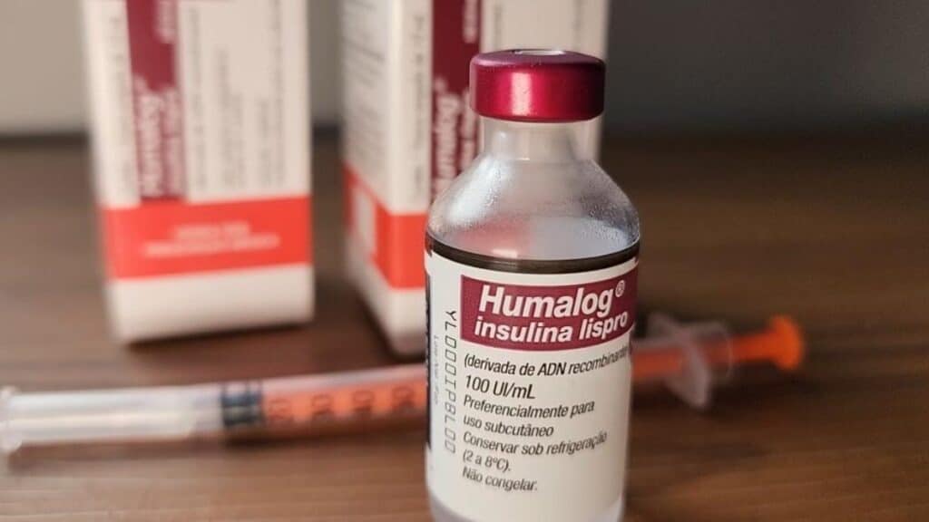 Imagem mostra frasco e seringas para insulina.