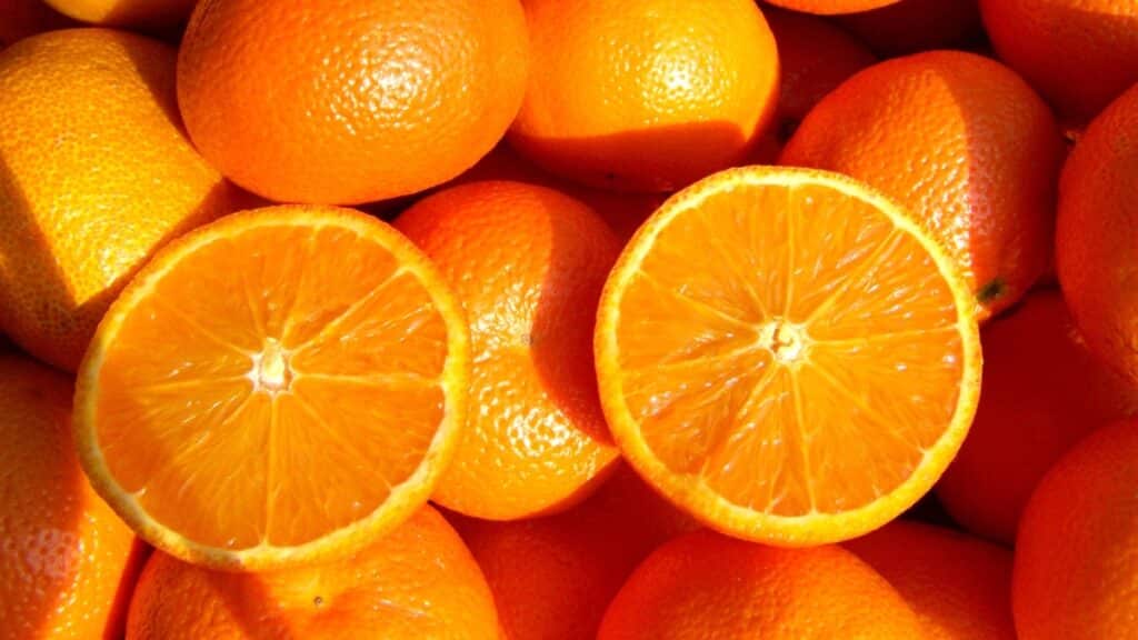Imagem mostra várias laranjas juntas. Fruta que deve ser consumida com moderação por quem tem diabetes.
