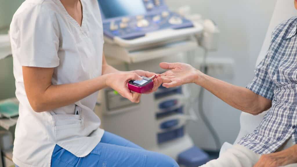 Receber o diagnóstico de diabetes pode ser um momento assustador e cheio de incertezas. É natural ter muitas perguntas sobre como viver com essa condição, mas a boa notícia é que, com o conhecimento certo e um plano de cuidado adequado, é possível levar uma vida saudável e ativa.