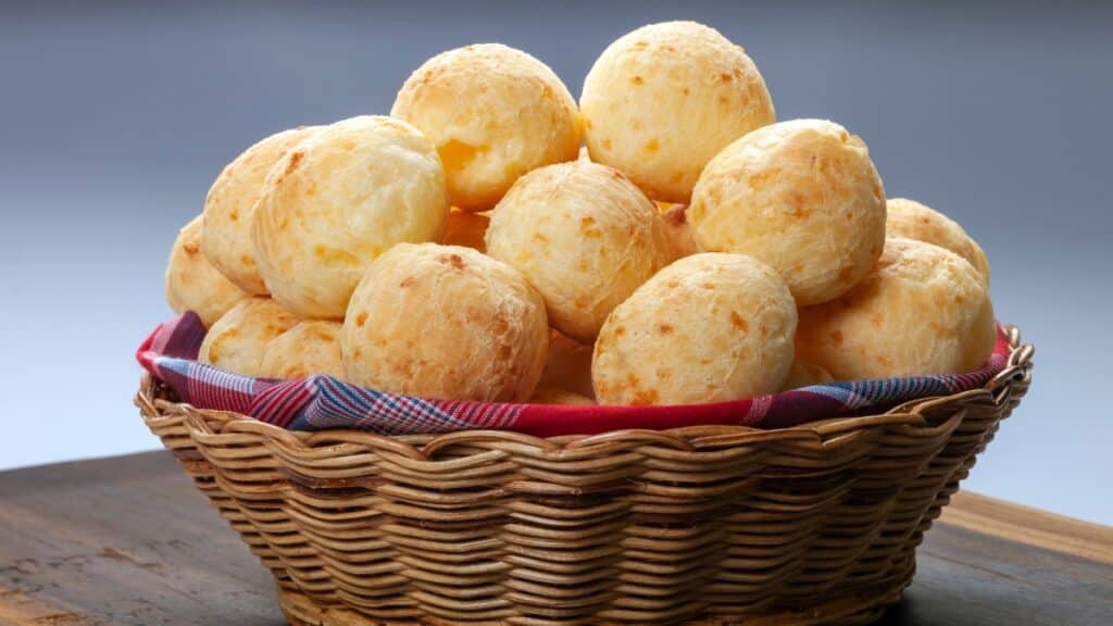 Imagem mostra uma cesta cheia de pão de queijo; nutricionista explica a relação com diabetes.
