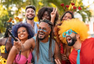 Pessoas curtindo o Carnaval.