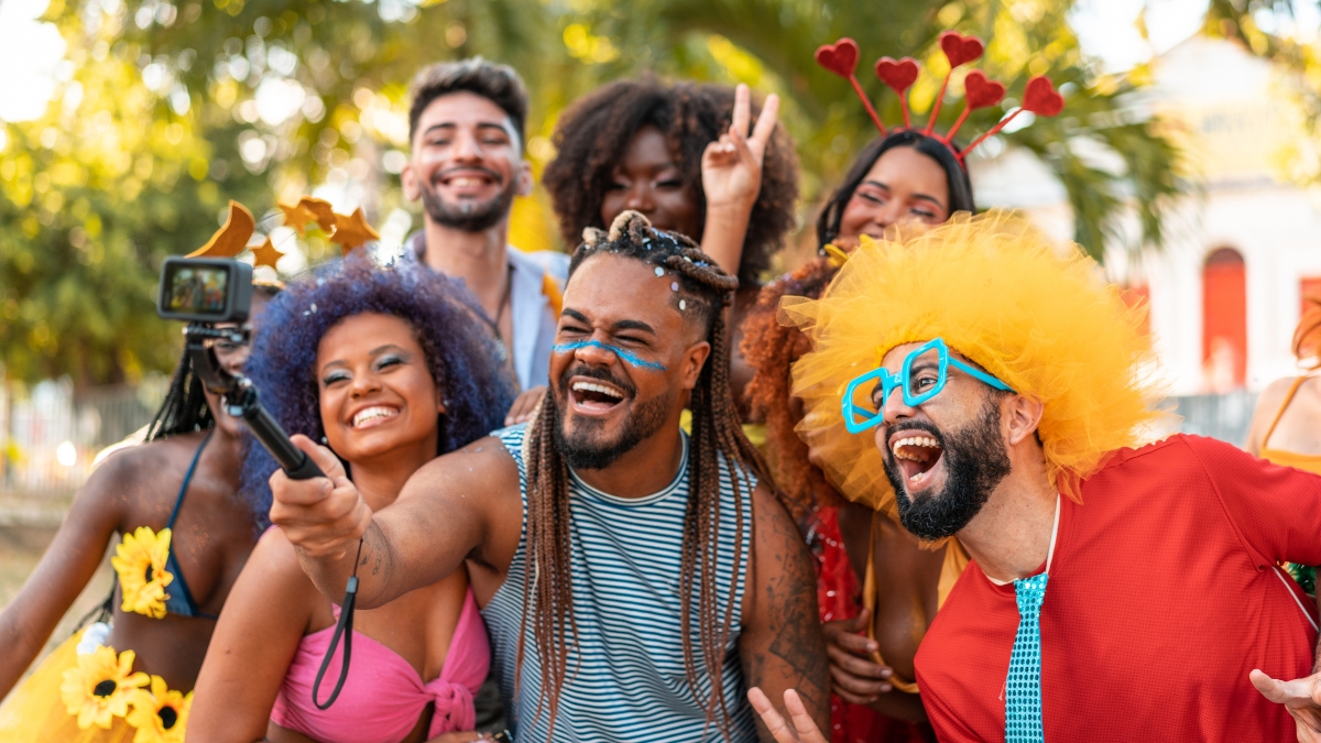 Pessoas curtindo o Carnaval.