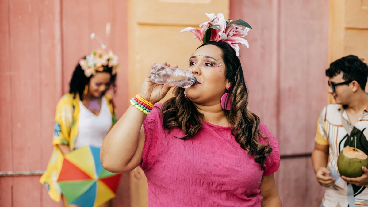 Hidratação e alimentação são importantes pro Carnaval de quem tem diabetes.