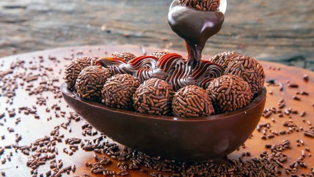 Imagem mostra Ovo de Páscoa de brigadeiro. Pessoas com diabetes podem comer, mas com moderação, segundo nutricionista.