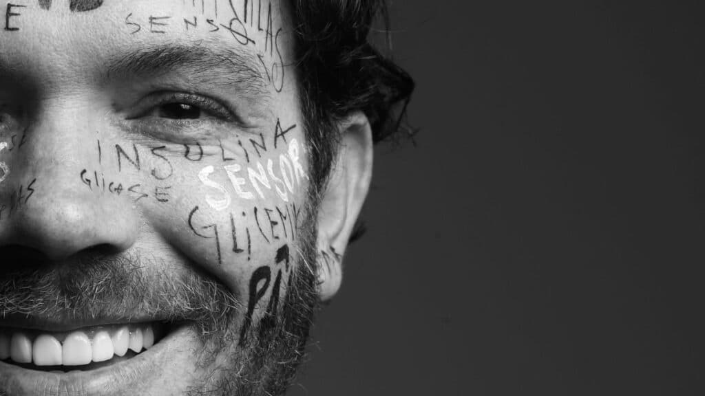 Imagem mostra o jornalista Tom Bueno, que convive com diabetes, no projeto "Feito Tatuagem".