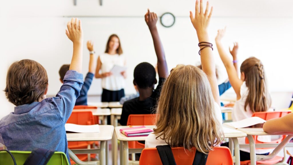 Imagem mostra sala de aula com alunos. Projeto no Paraná pretende dar mais acesso à educação de crianças com diabetes.