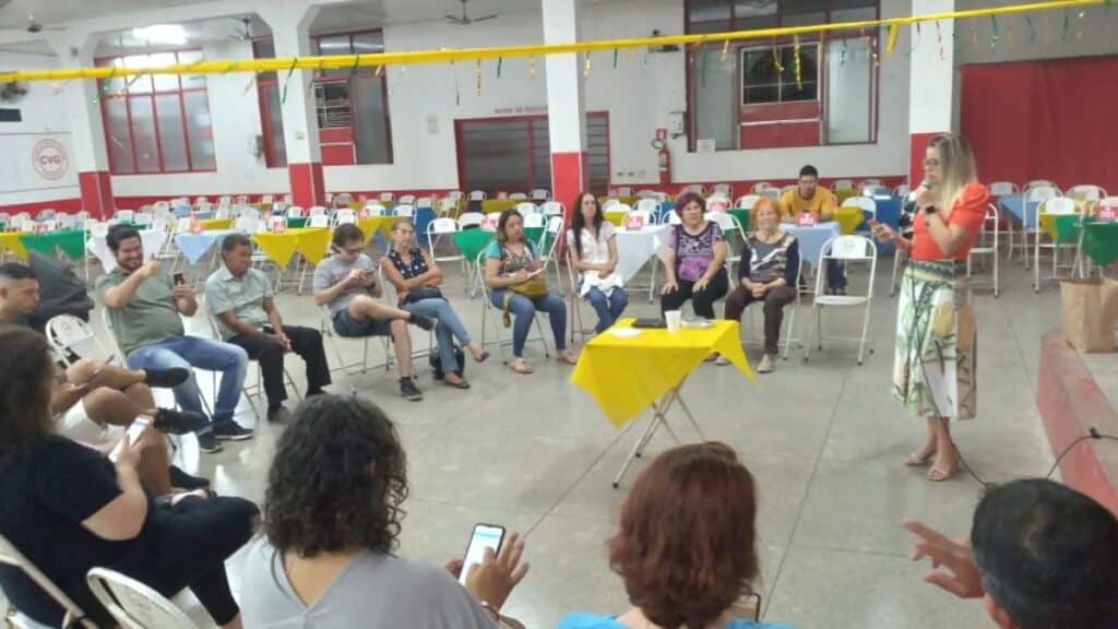 Imagem mostra uma mesa redonda de conversa sobre o diabetes na Associação de Diabetes de Catanduva, no interior de São Paulo.