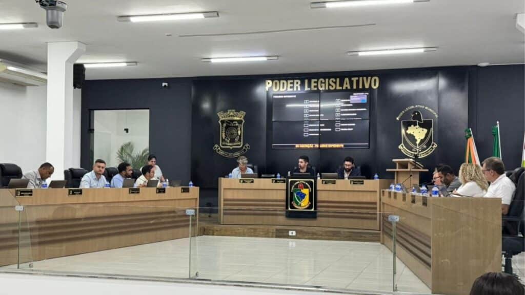 Imagem mostra plenário da Câmara Municipal de Camboriú, em Santa Catarina, discutindo sobre o projeto do Dia Municipal de Diabetes na cidade.