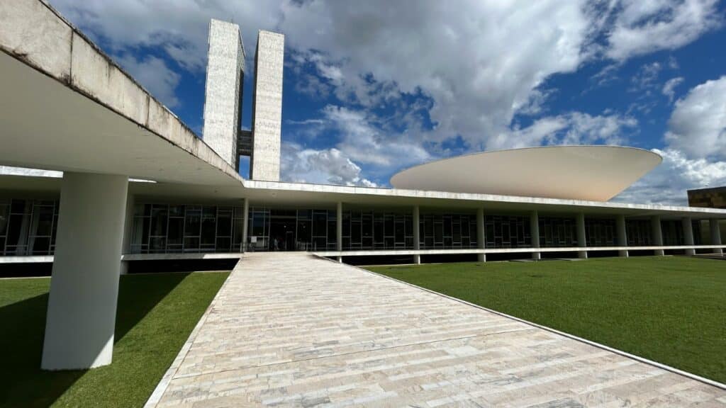 O Projeto de Lei 2687/2022, que já passou com aprovação unânime pela Câmara dos Deputados e pelo Senado Federal, propõe incluir o diabetes tipo 1 entre as condições reconhecidas como deficiência na Lei Brasileira de Inclusão.