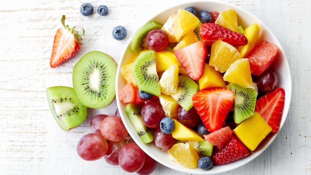Imagem mostra uma tigela com frutas que podem subir a glicose de quem tem diabetes.