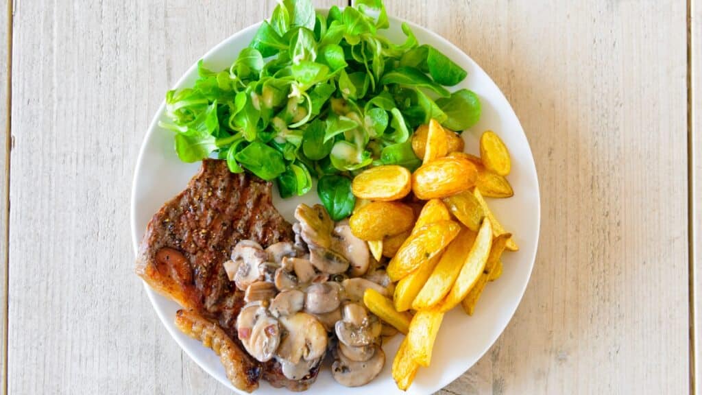 Imagem mostra prato de comida, que pode elevar a glicose se não for acompanhada pela pessoa com diabetes.