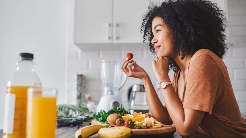Imagem mostra pessoa comendo. A alimentação e diabetes são fatores importantes no controle da glicose.