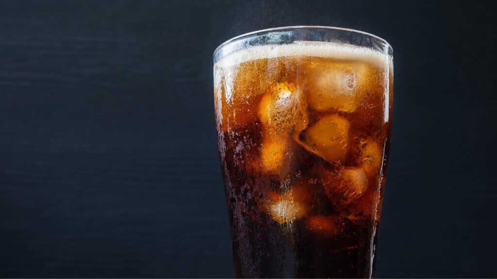 Muita gente que convive com diabetes ou que busca reduzir o consumo de açúcar acaba recorrendo ao refrigerante zero como uma solução “sem culpa”.