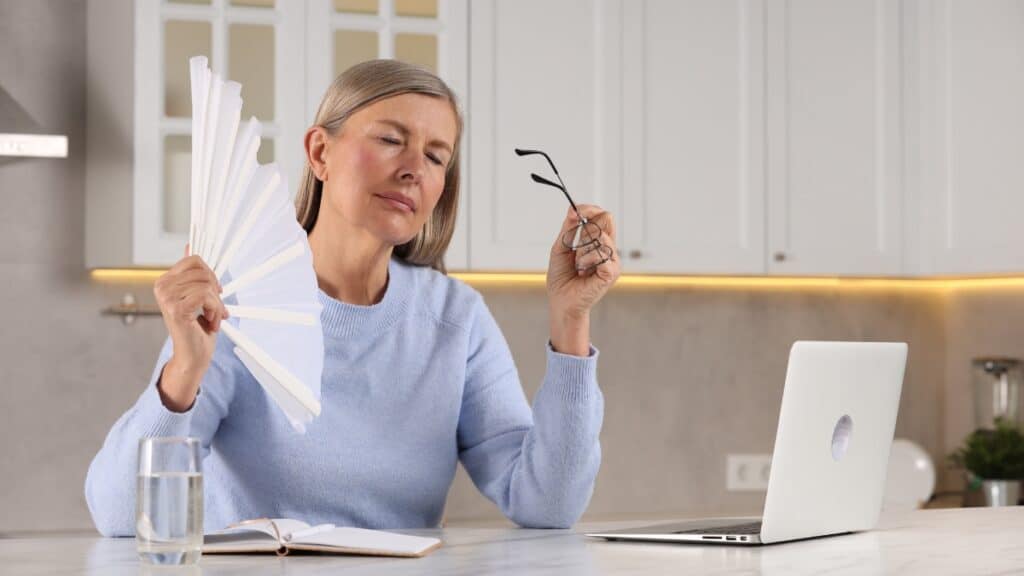 A chegada da menopausa costuma deixar muitas mulheres cheias de dúvidas. E não é para menos. Essa fase do ciclo feminino envolve várias mudanças no corpo e na mente. Para quem vive com diabetes, os cuidados precisam ser ainda maiores no tratamento.