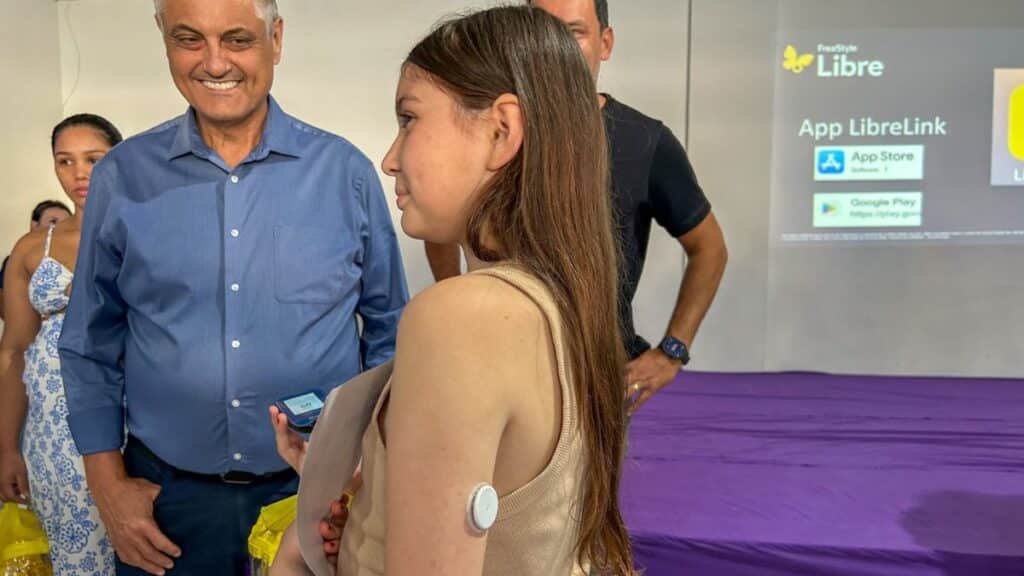 Sensor de glicose para crianças e adolescentes com diabetes