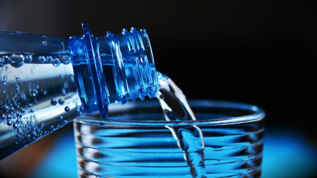 Médica revela se beber água ajuda quando a glicose acorda alta água e glicose alta
