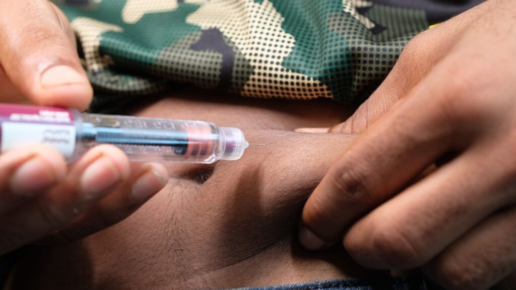 Quem precisa usar insulina? Entenda como o hormônio age no diabetes Insulina: quem deve usar