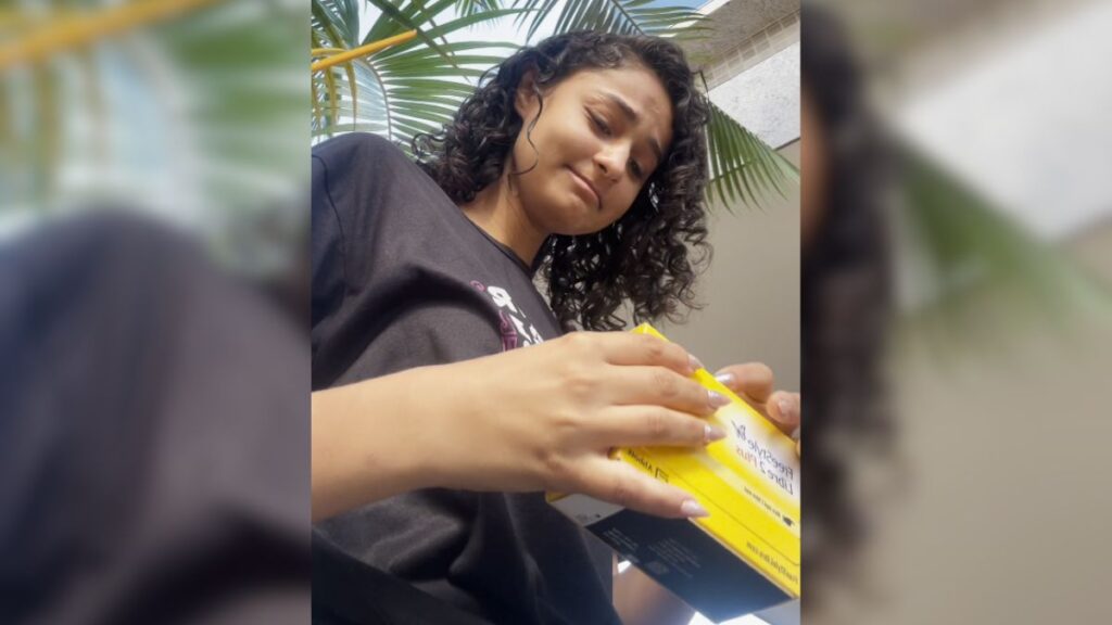 Jovem com diabetes tem reação emocionante ao receber seu primeiro sensor de glicose e momento é compartilhado na web Jovem com diabetes
