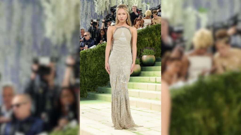 Lila Moss no Met Gala com sensor de glicose para monitorar seu diabetes tipo 1