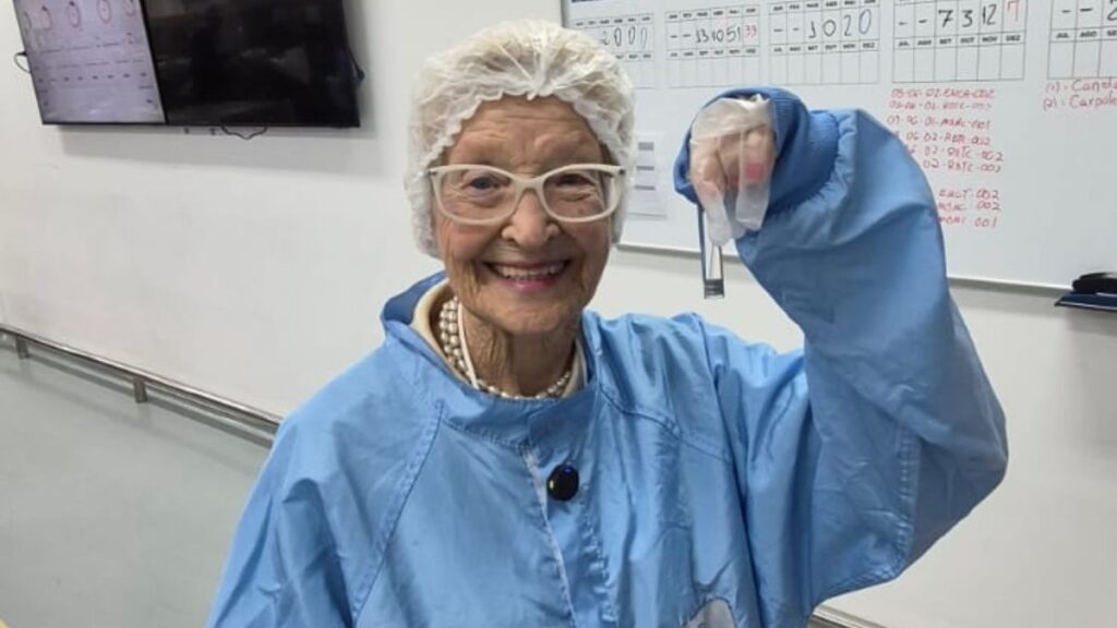 Inédito: brasileira com mais tempo de diabetes do país realiza sonho aos 95 anos e conhece fábrica de insulina após 75 anos de diagnóstico 2 Dona Carmen na fábrica de insulina da Biomm