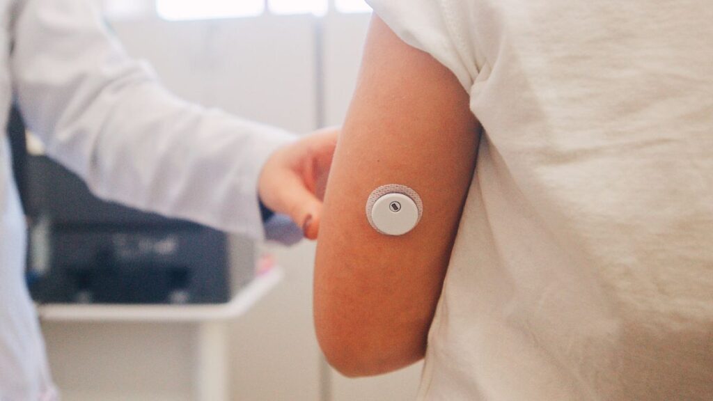 Prefeitura de São Paulo começa a entregar sensor de glicose gratuito para crianças com diabetes tipo 1 nesta quinta-feira (18); veja os critérios Sensor de glicose diabetes SP
