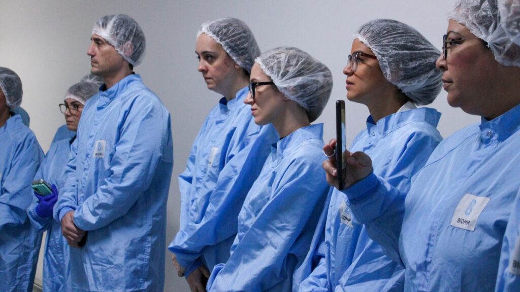 Insulina glargina no SUS - visita influenciadores à fábrica Biomm