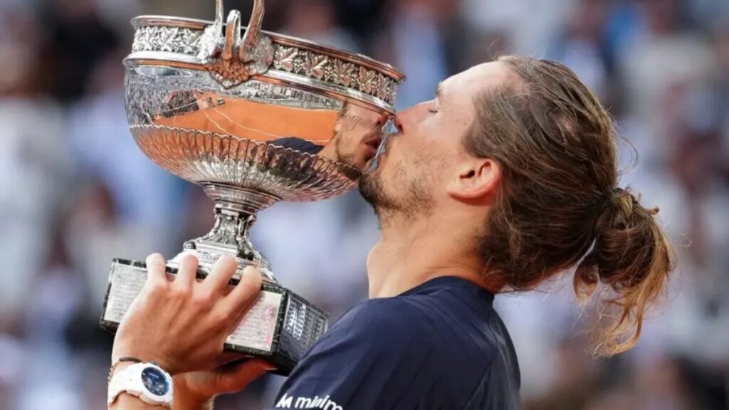 Alexander Zverev, tenista com diabetes tipo 1, conquista primeiro título de Grand Slam em Roland Garros e entra para a história 2 Zverev Beijando a taça