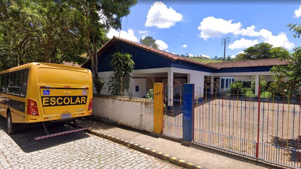 Escola é notificada por monitorar a glicemia e aplicar insulina em crianças com diabetes tipo 1 em Passa Quatro (MG) Fachada da Escola Municipal do Futuro, em Passa Quatro (MG), com ônibus escolar estacionado em frente à unidade, que foi notificada pelo Coren-MG após monitoramento da glicemia e aplicação de insulina em crianças com diabetes tipo 1.