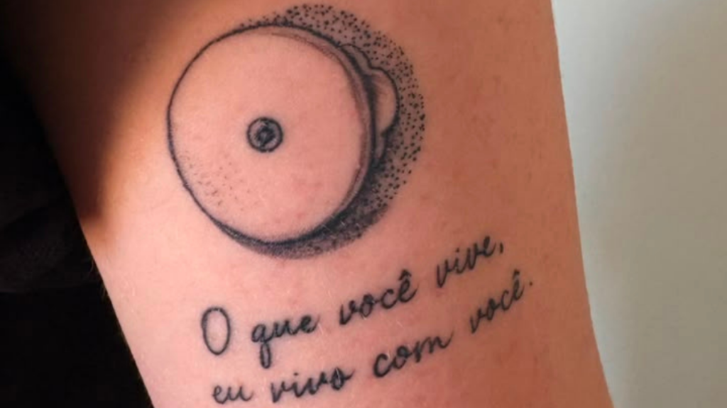 Ela tatuou um sensor de glicose para mostrar que viveria o diabetes ao lado da namorada Tatuagem do sensor de glicose