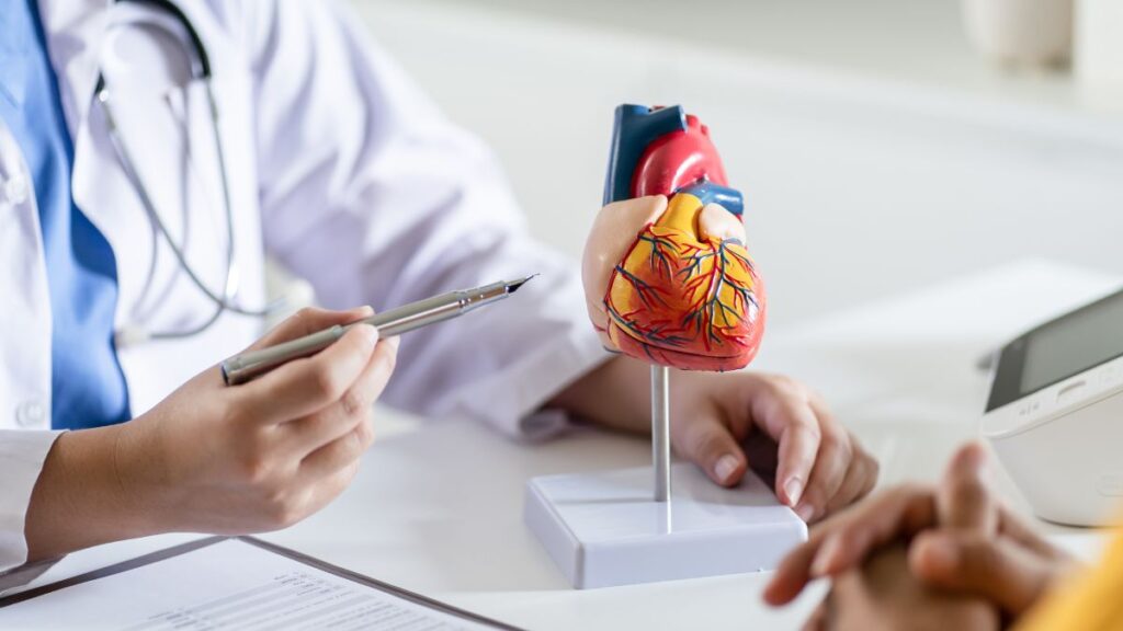 Diabetes pode afetar as artérias do coração sem dar sinais; cardiologista explica como evitar coração diabetes