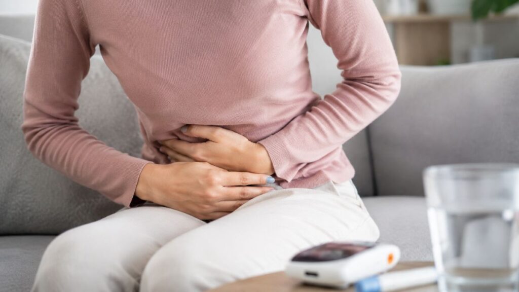 Pesquisa aponta risco 46% maior de diabetes tipo 2 em mulheres com endometriose; entenda Mulher com dor abdominal causada pela endometriose