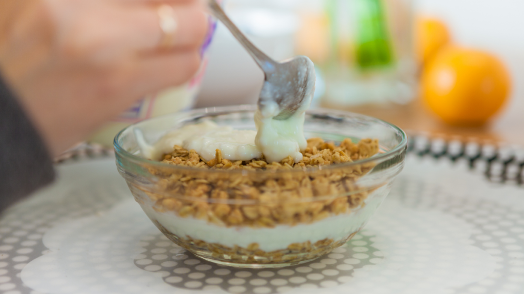 Iogurte com granola é saudável para quem tem diabetes? O que saber antes de consumir Tigela de iogurte natural com granola, mostrando uma combinação comum no café da manhã