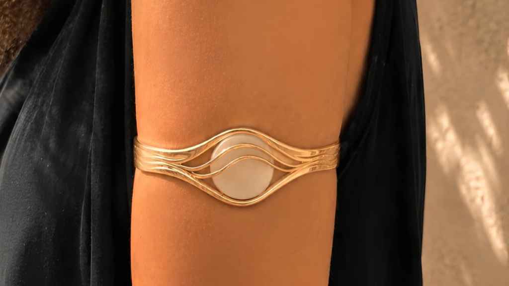 Marca holandesa cria bracelete para transformar sensor de glicose em acessório de moda Bracelete dourado criado para transformar o sensor de glicose em acessório.