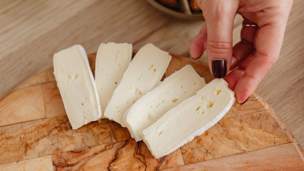 Qual é o melhor queijo para quem tem diabetes? Nutricionista explica queijo e diabetes