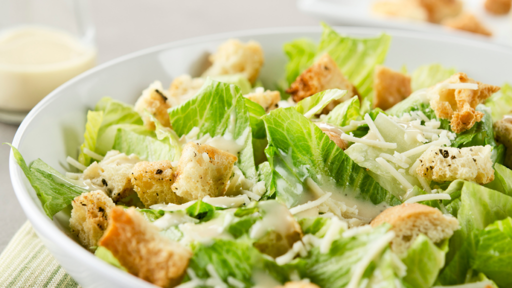 Salada Caesar tem carboidrato? Veja quais ingredientes podem mudar o impacto da refeição para quem tem diabetes Salada Caesar com alface, croutons, queijo parmesão e molho