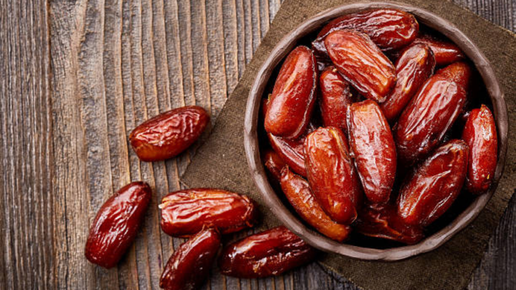 Tâmara é fruta ou doce? Entenda o que acontece com a glicose Tâmaras em uma tigela, fruta naturalmente doce que contém carboidratos e pode elevar a glicose
