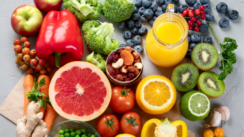 Vitamina C e diabetes: quais os benefícios e quando é preciso ter cuidado Alimentos ricos em vitamina C, como laranja, kiwi, morango, brócolis e pimentão