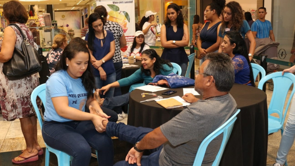 ADIP: associação leva acolhimento e defesa de direitos a quem convive com diabetes no Piauí Pessoas participam de ação de acolhimento e atendimento sobre diabetes em espaço público