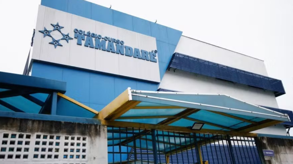 Estudante faz testes de glicemia em várias pessoas com a mesma lanceta em feira de ciências no RJ; especialistas alertam sobre os riscos Fachada do Colégio-Curso Tamandaré, com estrutura nas cores azul e branco e entrada principal coberta.
